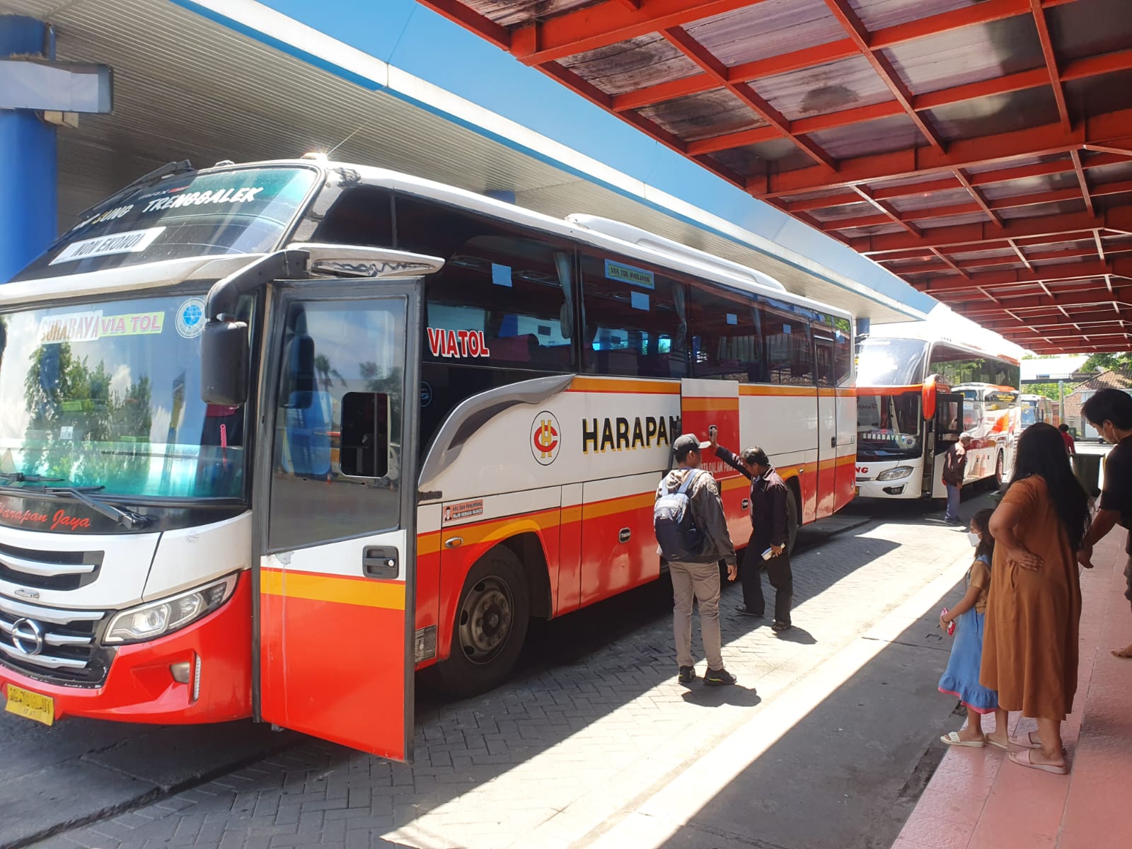 Bus Lokal Tulungagung sedang menaikan penumpang